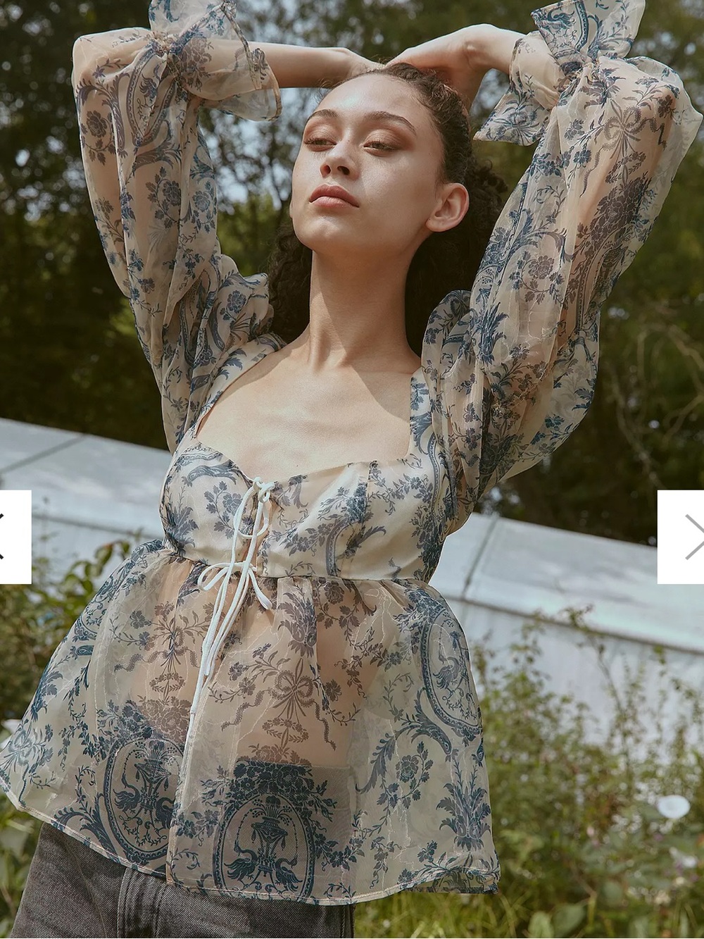 UO – Transparente Bluse Lost In Thought size Small